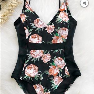 NWT FLORAL CUPSHE SWIMSUIT